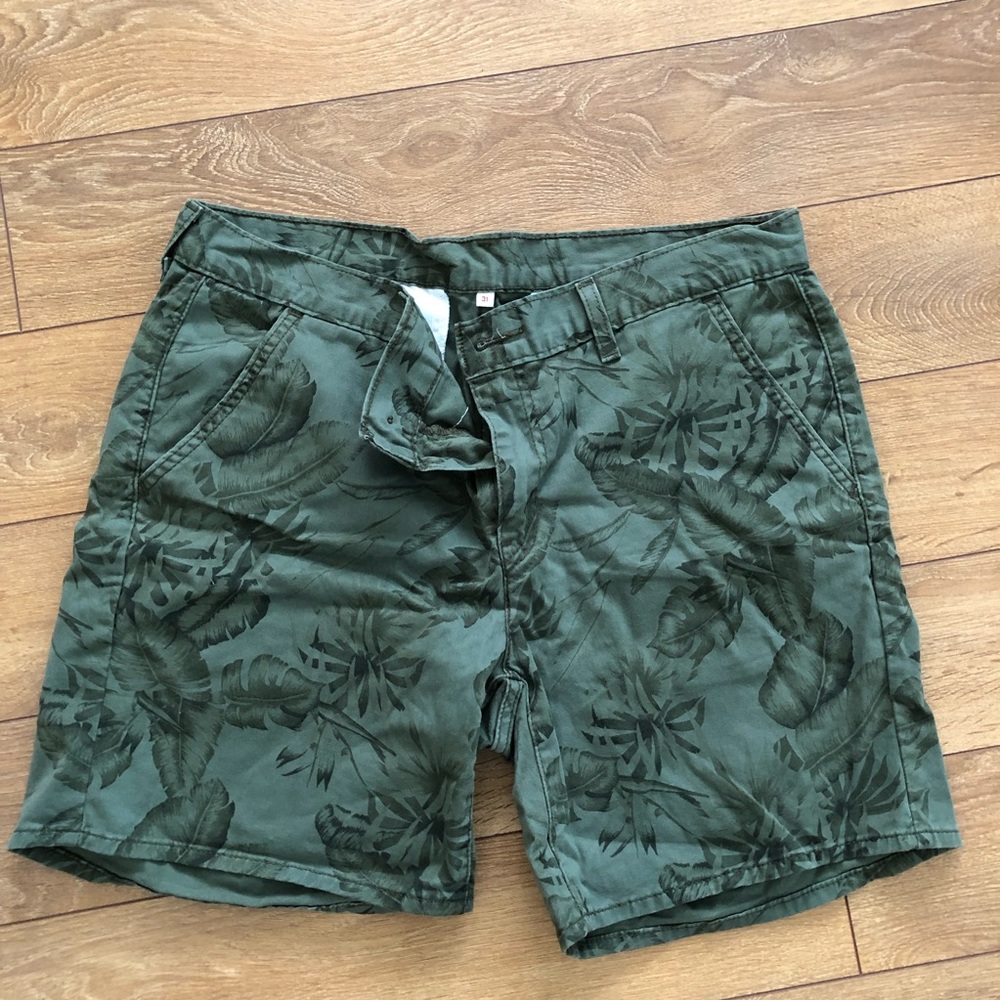 Levi’s Men’s Leaf Pattern Shorts